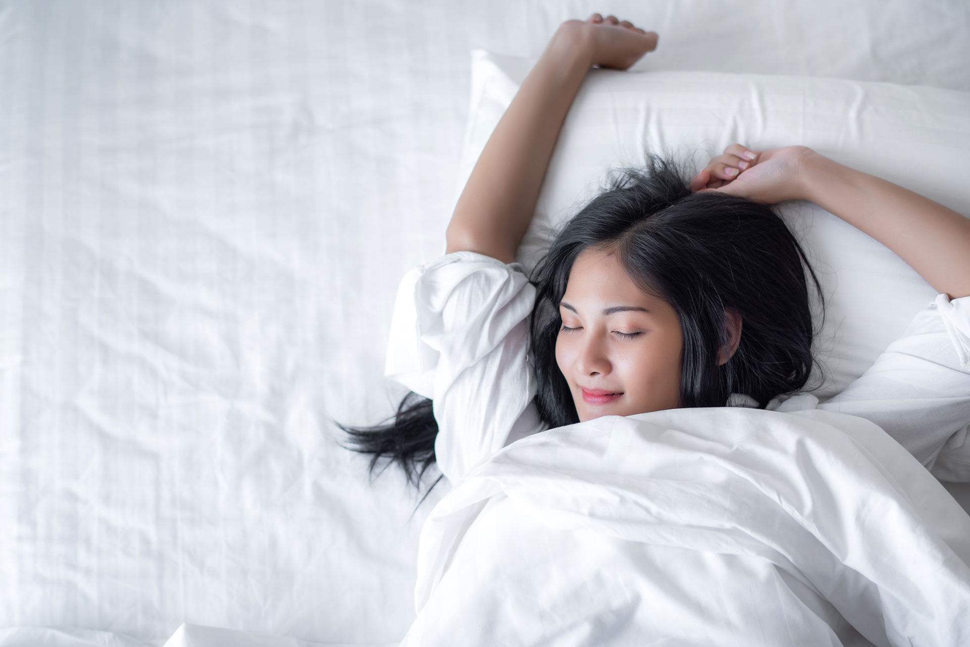 Coaching sommeil dormir réveil jeune femme lit 