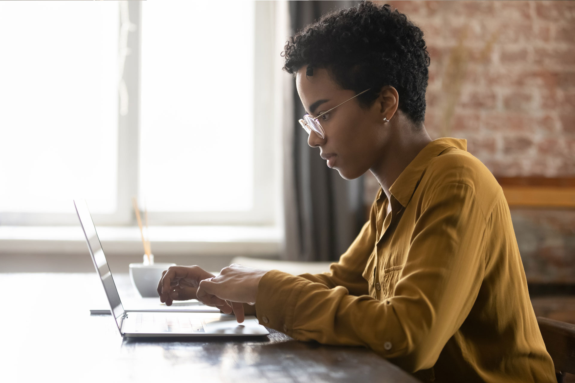 Rechercher professionnel santé jeune femme ordinateur